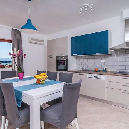 Vakantiehuis Six-bedroom Holiday In Omiš
