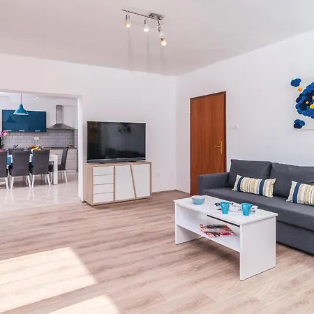 Vakantiehuis Six-bedroom Holiday In