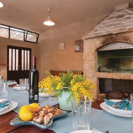 Vakantiehuis Six-bedroom Holiday In
