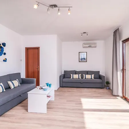 Vakantiehuis Six-bedroom Holiday In
