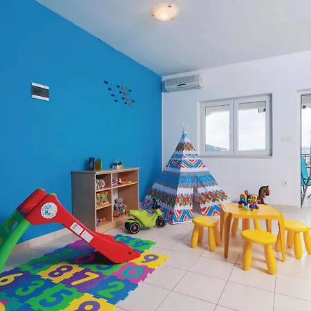 Six-bedroom Holiday In