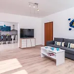 بيت للعطل Six-bedroom In