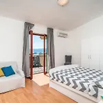 Six-bedroom In بيت للعطل أوميس