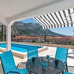 Six-bedroom In أوميس
