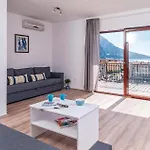 Six-bedroom In *