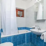 Six-bedroom In بيت للعطل