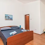 Six-bedroom In بيت للعطل أوميس