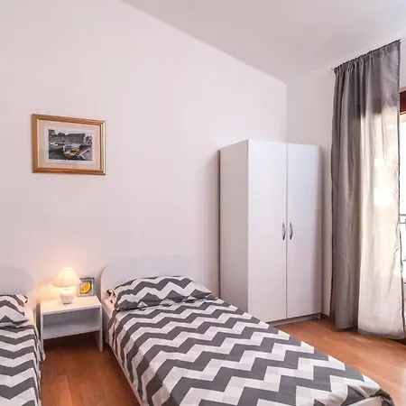 Σπίτι διακοπών Six-bedroom In Omiš