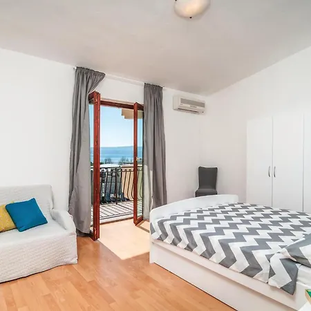 Six-bedroom In Σπίτι διακοπών Omiš