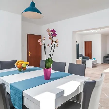 بيت للعطل Six-bedroom In أوميس
