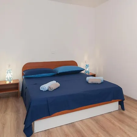 Six-bedroom In *