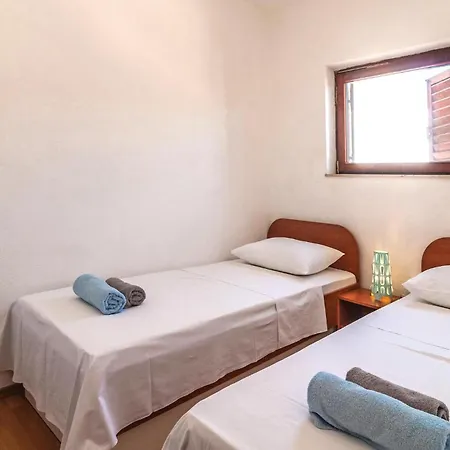 بيت للعطل Six-bedroom In أوميس