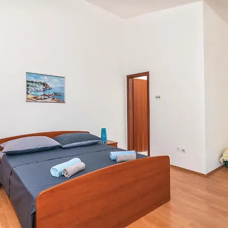 Six-bedroom In Σπίτι διακοπών Omiš