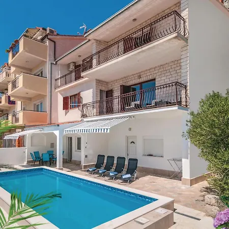 Six-bedroom In أوميس