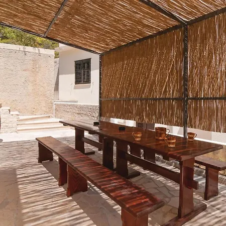 Six-bedroom In بيت للعطل *